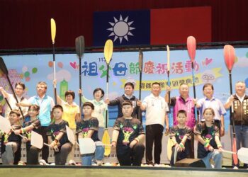 漾新聞|高市祖父母節三代同堂體驗愛河獨木舟划槳 「祖孫金像獎」超級像比一比