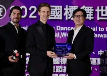 漾新聞|陳其邁出席國標舞世界盃開幕 致贈高雄熊布偶歡迎各國好手