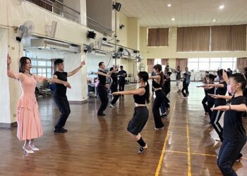 漾新聞|國標舞最高殿堂黑池摩登職業舞者前進漢民國小公益摩登舞教學