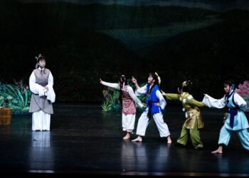 兒童歌仔戲於屏東體育館前演出 邀親子共賞戲曲文化