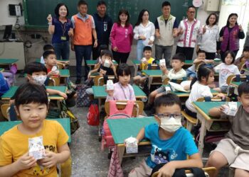 漾新聞|一大清早喝鮮奶讓配送鮮奶不塞車 莒光國小「面對問題解決問題」反向思考「班班喝鮮奶」達標