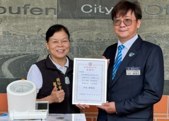 鈺林醫葯生技捐贈隧道式血壓機 頭份市長羅雪珠感謝造福鄉親