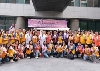 國際獅子會高雄市群英會贈醫療巡迴車 與港醫同護弱勢長輩健康