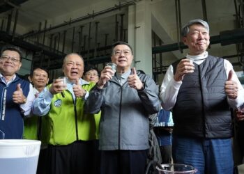 陳光復陪同行政院長卓榮泰視察海淡廠與風櫃東漁港 積極爭取中央支持促進地方建設