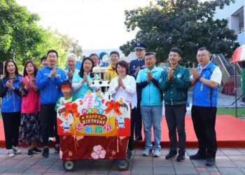傑出校友王偉忠回嘉同賀志航國小75週年生日「飛躍世代•永續傳承」黃敏惠市長為校內美學意象揭牌