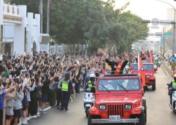 12強棒球英雄遊行台南登場2萬人喝采