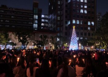 文藻聖誕燃燈禮 千人燭光點亮12米高聖誕樹