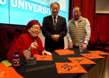 漾新聞|正修60週年 人瑞王錫圭揮毫贈春聯驚艷全場