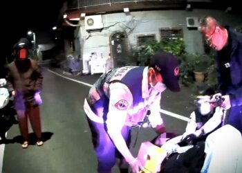 漾新聞|警救援不慎摔落水圳男子送醫