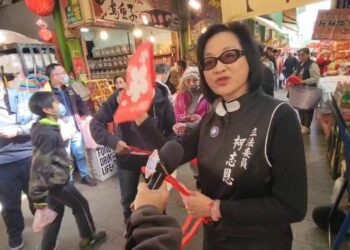 漾新聞|柯志恩逛高雄年貨大街「主婦魂」上身　巧遇民進黨民代互問「你買了沒？」