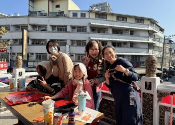 漾新聞|不用名家，學生也可以！燕巢國中學生社區寫春聯共寫了2刀的紙 好受歡迎！