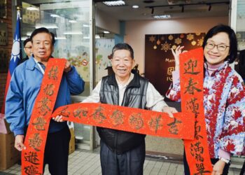 漾新聞|國民黨捐發票贈春聯 柯志恩揮毫「福 恩 春」祝市民大賺錢