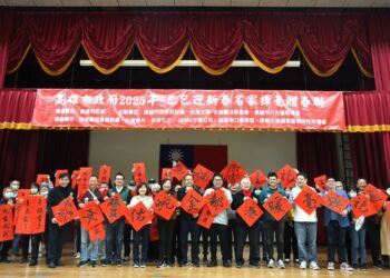 漾新聞|高雄市政府辦「揮毫暖港都，金蛇佑豐年」重量級名家揮毫贈春聯