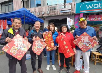 漾新聞|大揚文教寒冬送暖贈春聯 議員、老里長與插畫家里長都揮毫民眾不肯散去