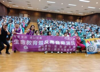 漾新聞|玫瑰墓樂團再臨大樹國中 用音樂點亮生命教育