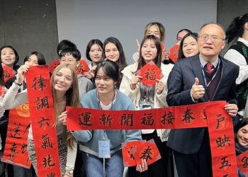 漾新聞|百年雄女法國教育參訪初體驗 贈斗方春聯異鄉共度台灣新年