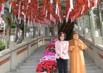 漾新聞|曾一同學花藝 議長康裕成盛讚敬定法師「花藝人生」