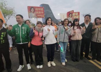 漾新聞|柯志恩參與意誠堂千人踩街拉龜王 感受民眾的力量