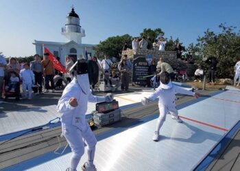 漾新聞|擊劍運動向下紮根！首屆劍橋盃全國擊劍賽在旗津燈塔 首創山上戶外親子運動一同健康