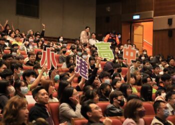 漾新聞|搖滾演唱急診室的故事 小港高中攜手扶輪社共好鄰近學校 上千師生讚嘆玫瑰墓生命教育音樂