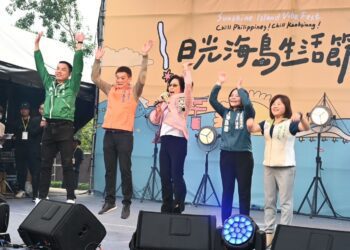 漾新聞|康裕成議長率議員活力一跳 以熱情歡迎世界友人