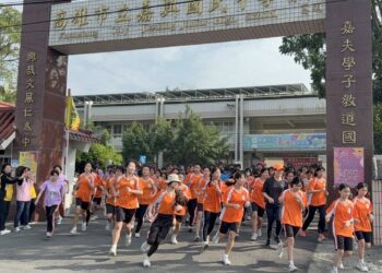 漾新聞|嘉興國中健康促進 親師生放下手機拒菸反毒路跑社區總動員