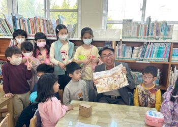 漾新聞 | 校長說故事變魔法 立體書帶孩子走進大熊冒險