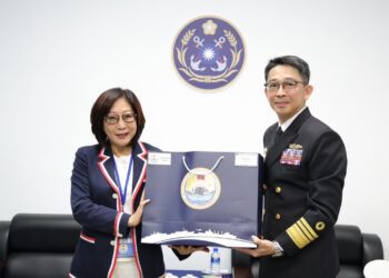 漾新聞 | 康裕成見證海軍戰力　號召市民登艦體驗國防實力