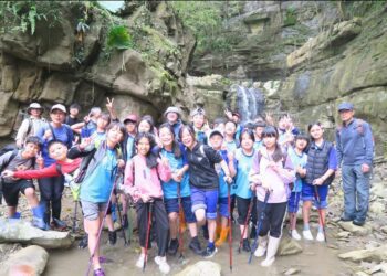 漾新聞| 月美國小山野教育尋古道至白雲仙谷 師生領略探索家鄉大自然之美