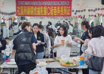 漾新聞 | 捲出美味與文化 高大東語系師生大社體驗臺、越春捲