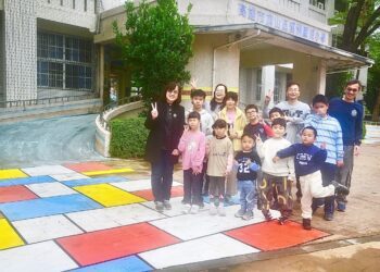 漾新聞 | 溪洲國小彩繪步道上學更安全 蒙德里安風格引關注
