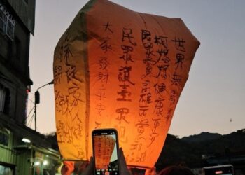 漾新聞|點亮心希望 民眾黨祈福天燈盼天聽