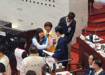 漾新聞|市議會三黨團質詢國民黨質疑失真數據要求「麥格騙啦！」無黨聯盟要求興建第二國際機場與捷運紫線延伸到旗山 民進黨送衛生紙諷抹去國民黨不實指控