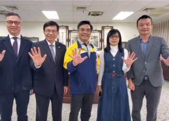 漾新聞|五福國中慶59表揚前交通部長王國材、12強國手黃子鵬等五傑出校友　金榜茶「包高中」意外爆紅