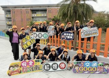 漾新聞|他們這樣上學！小黃帽走出安全新風景