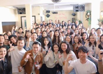 漾新聞|政大英國校友會成立！百位校友倫敦齊聚熱唱校歌