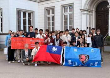 漾新聞|地理課用英文上 德國旅行超充實！鳳中學子體驗歐洲三國文化