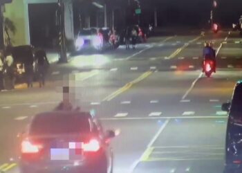 漾新聞|高雄街頭驚現人肉引擎蓋 男坐引擎蓋兜風！ 網讚像遊戲BUG 警方鎖定車牌依法追查