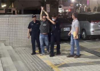 漾新聞|高雄雙罷連署三人遭拘捕上手銬、有人昏倒 民眾怒轟綠色恐怖與雙標