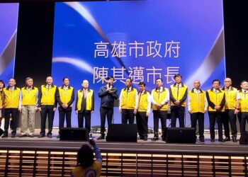 漾新聞|高雄市商業會授證席開近百桌 陳其邁獻唱力挺劉憲同連任