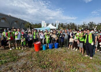 漾新聞|中華郵政高雄郵局淨灘出擊！守護藍色家園展決心