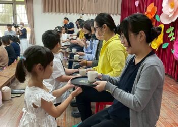 漾新聞|火焰蟲幼兒園溫馨奉茶感恩　母親節活動感動全場