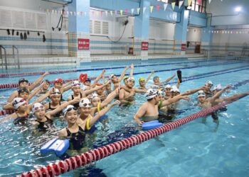 漾新聞｜鹽埕國小健康小鐵人畢業生挑戰三項 騎跑游傳承敬老情