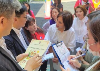 漾新聞|赫見馬桶噴汙水、磁磚剝落！柯志恩率教育部視察 爭預算解校園危機