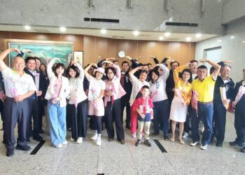 漾新聞|議長康裕成送議員、同仁康乃馨提前過節 透露曾經一天接送三個孩子12次是「甜蜜的負擔」