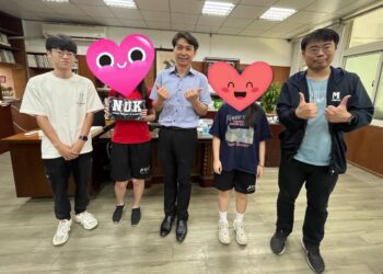 漾新聞｜左中傳奇校友林立軒三度考研、返校贈T恤 牽起校友在校生與母校的情誼