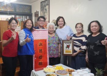 漾新聞|柯志恩探訪全國警察模範母親　85歲駱媽媽少女心噴發迎接