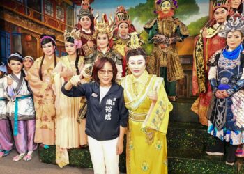 漾新聞|康裕成揪媽媽看戲 明華園嗨翻母親節