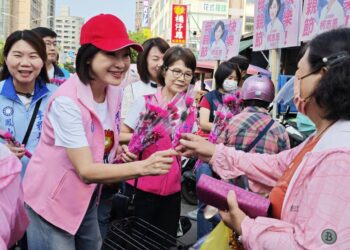 漾新聞|柯志恩市場送花抱媽媽　母親節提前感動噴發