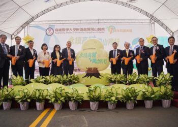 漾新聞|高醫岡山醫院滿週歲！百人見證生命之樹茁壯